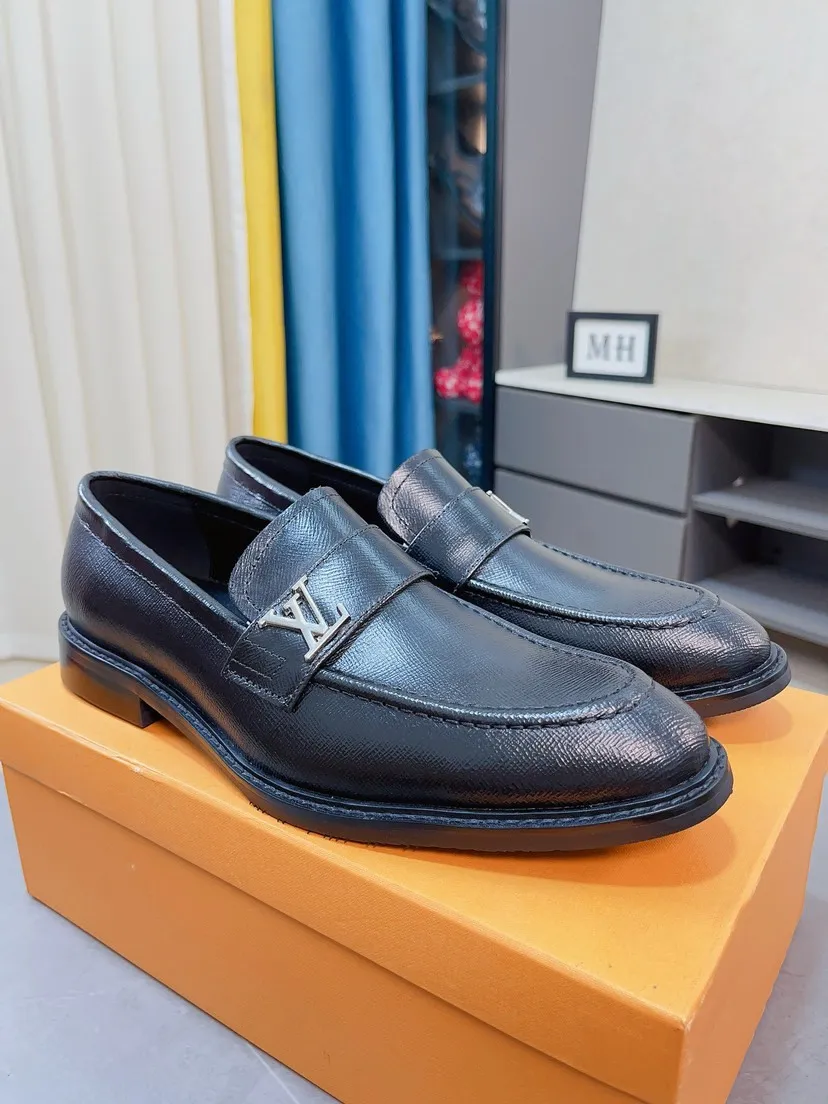Men's shoes💰438🌹🌹【Louis Vuitton] LV official website synchronizes casual formal leather shoes, imported Italian first-layer calfskin, the leather feels natural and comfortable, and the flowing shoe body design embodies an extraordinary superior wearing experience. Smooth and tight hand-stitched seams achieve extraordinary noble taste. The lining is made of cowhide, which is high-end, comfortable and breathable, telling the man's high-spirited heart. Number of items in stock: 38-44 45 can be customized.